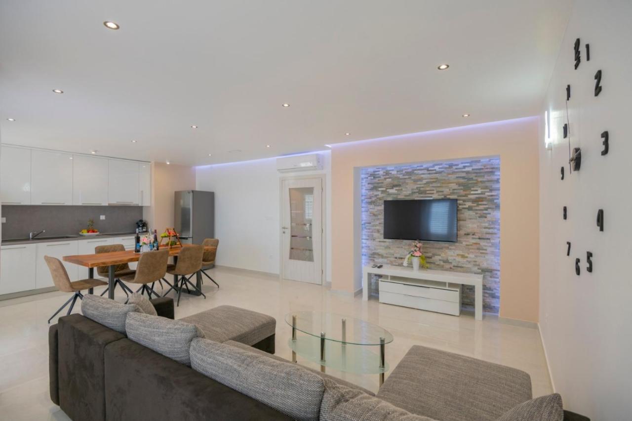 פודסטראנה Apartments Radeljic מראה חיצוני תמונה