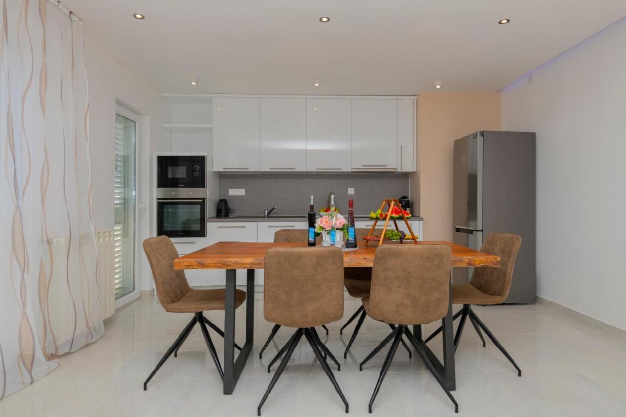 פודסטראנה Apartments Radeljic מראה חיצוני תמונה