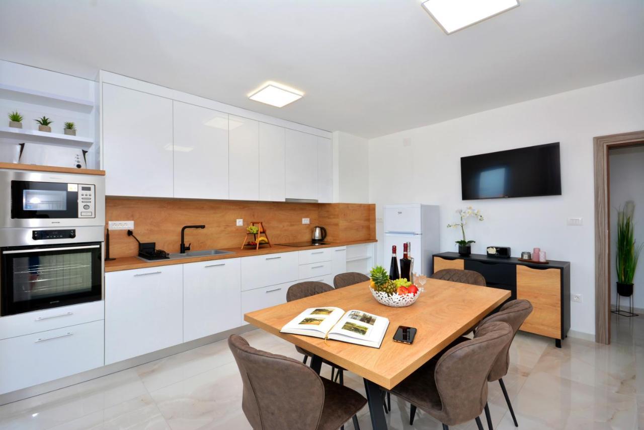פודסטראנה Apartments Radeljic מראה חיצוני תמונה
