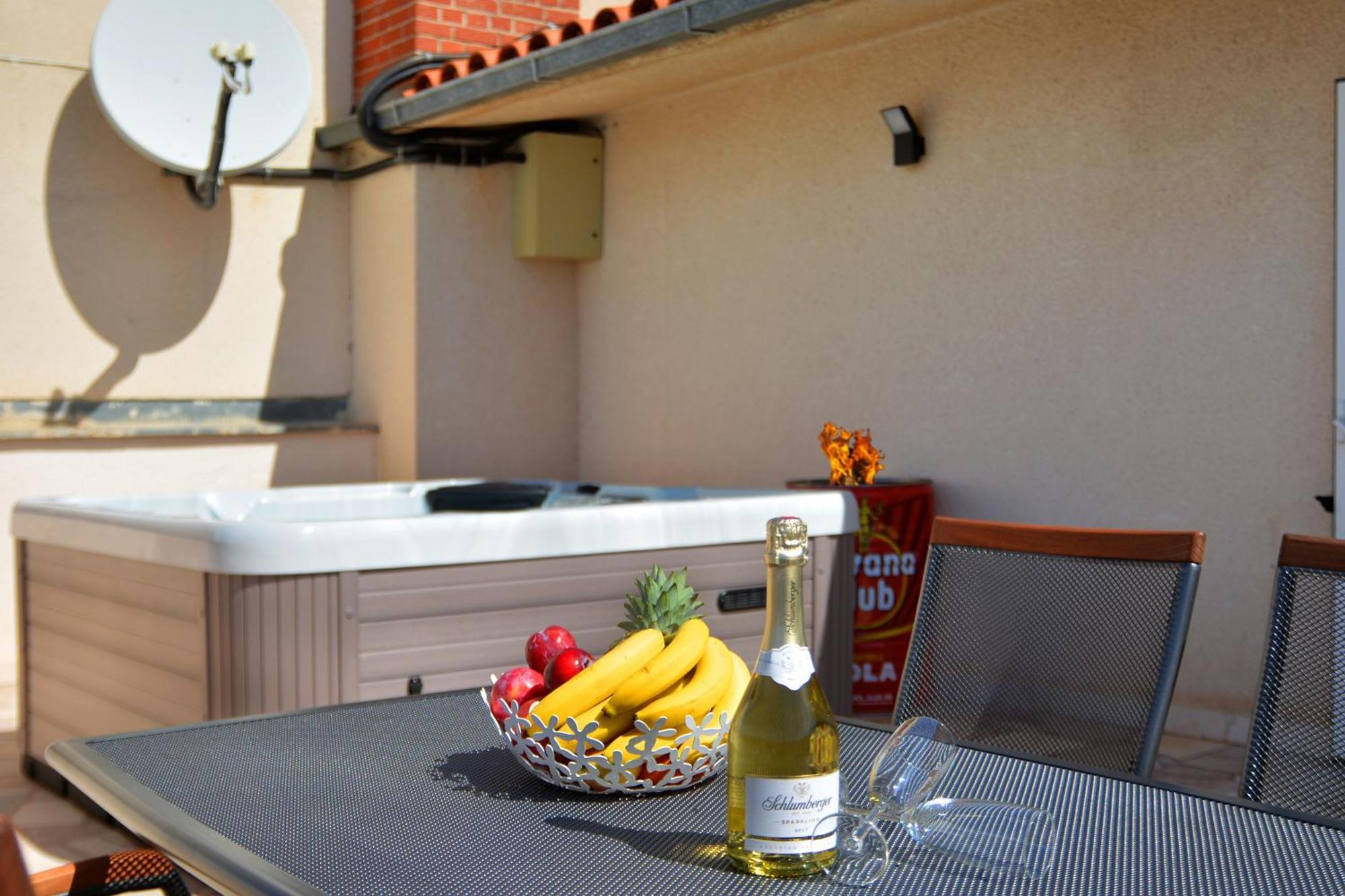 פודסטראנה Apartments Radeljic מראה חיצוני תמונה