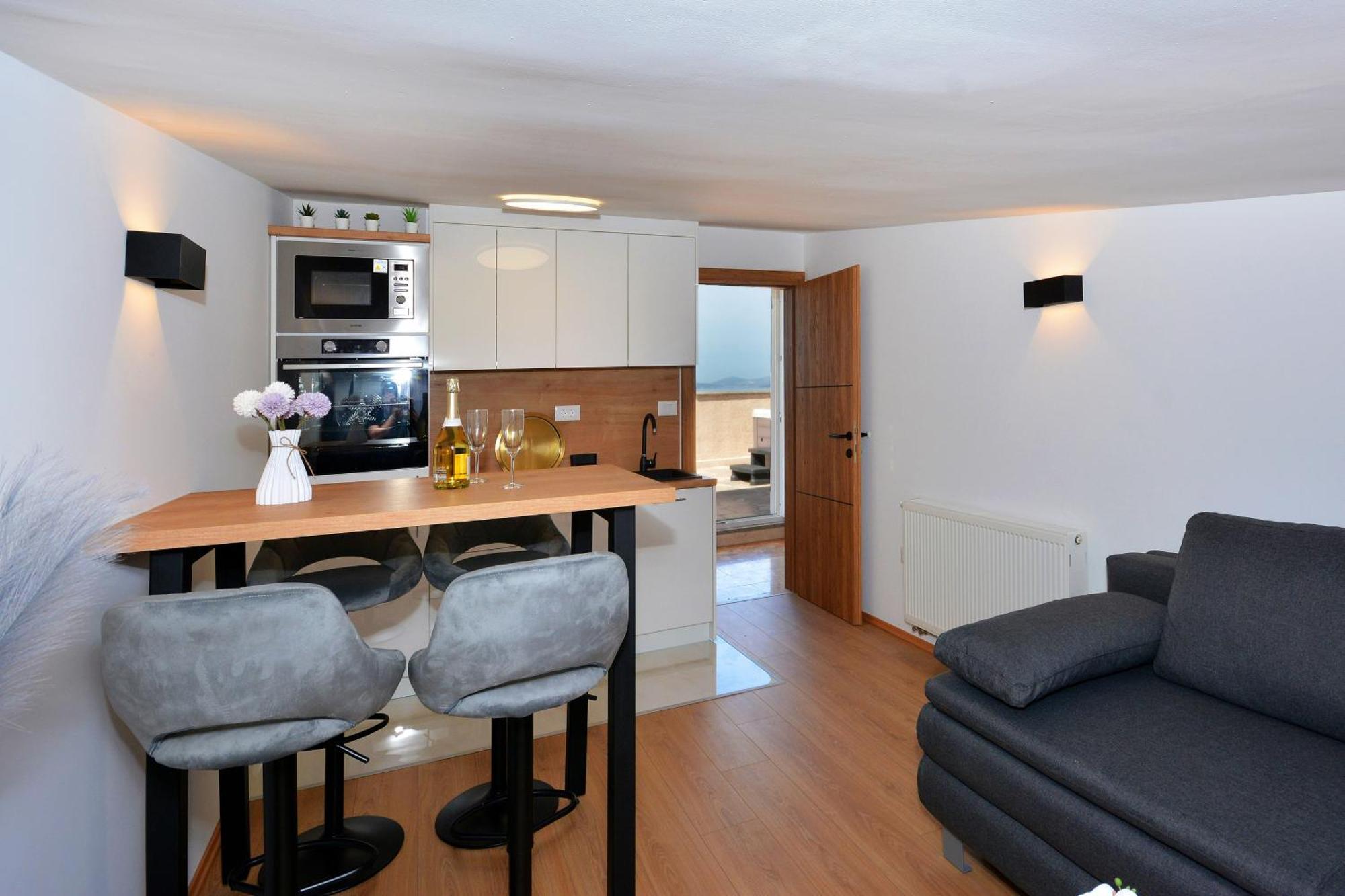 פודסטראנה Apartments Radeljic מראה חיצוני תמונה