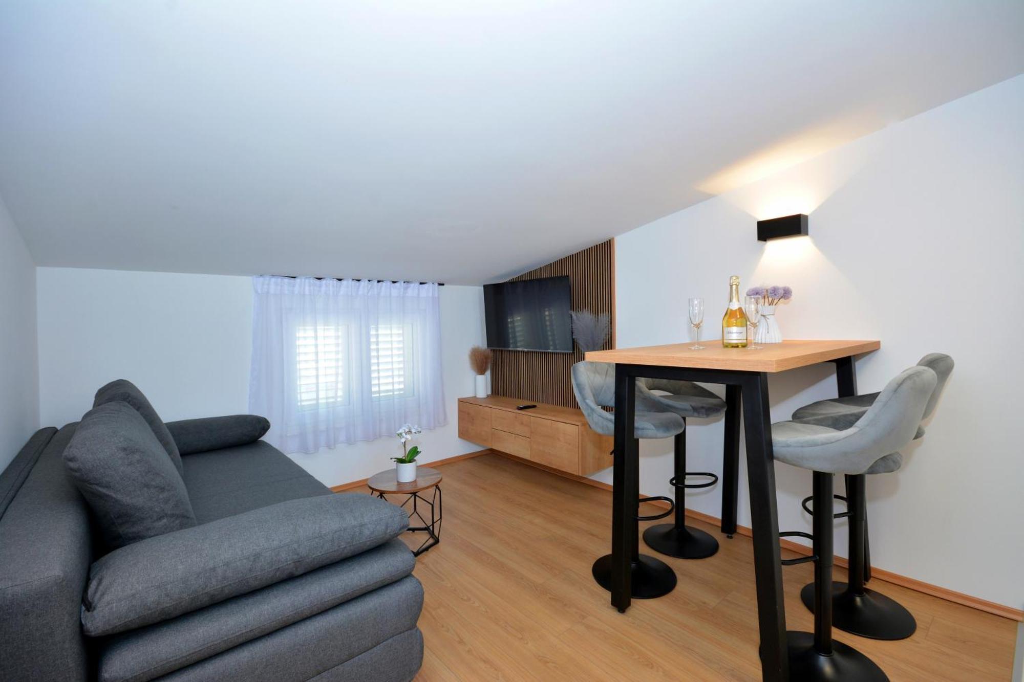 פודסטראנה Apartments Radeljic מראה חיצוני תמונה